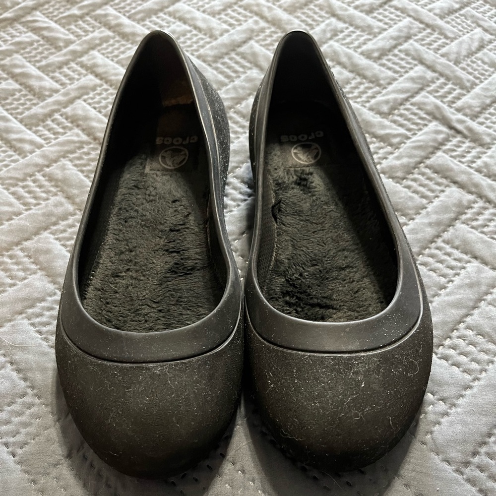 NWO tags Crocs black lined flats 7W
